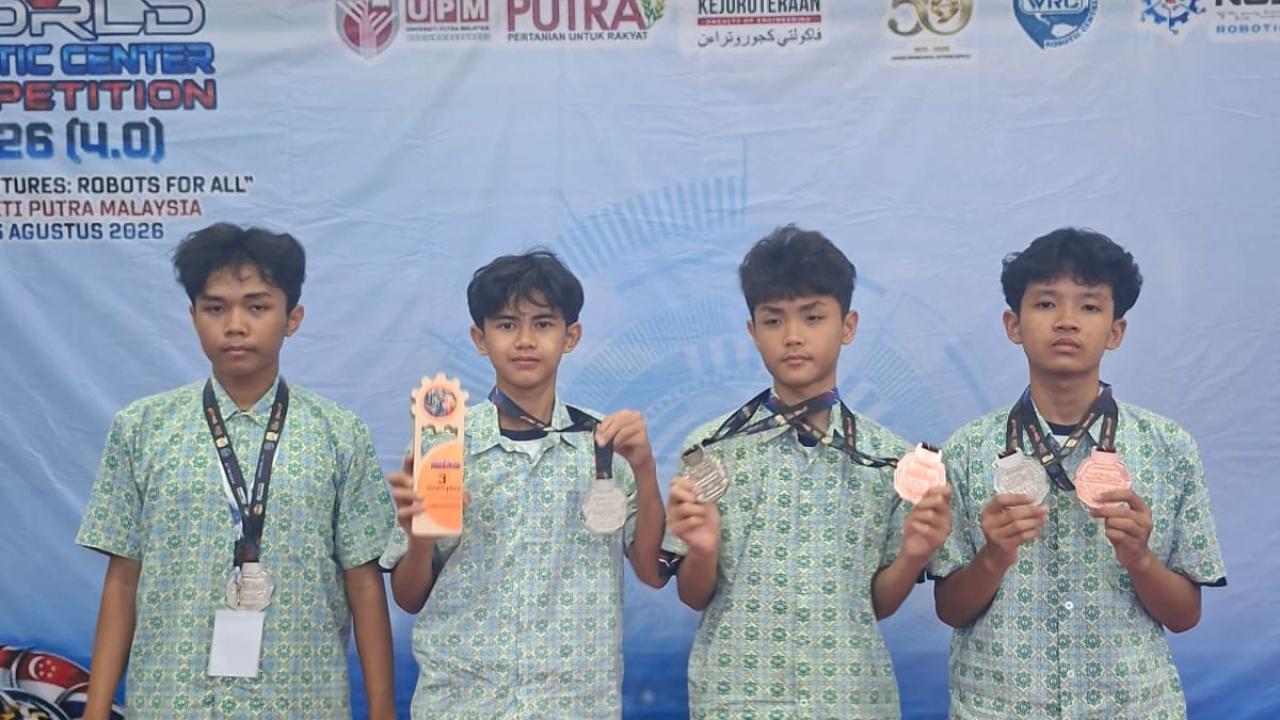 Tim Robotik MTs Pembangunan UIN Jakarta Ukir Prestasi di Ajang Internasional Malaysia